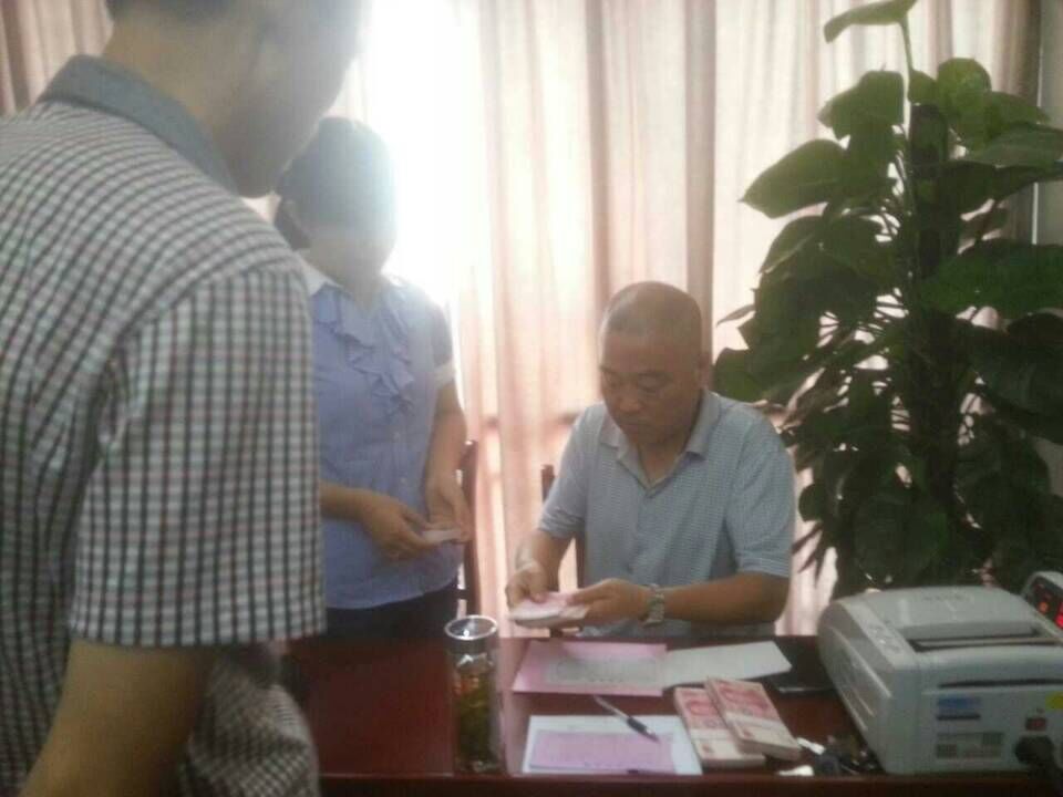 一边在客户排队定肥，一边是猫咪社区官网农化销售团队等记信息