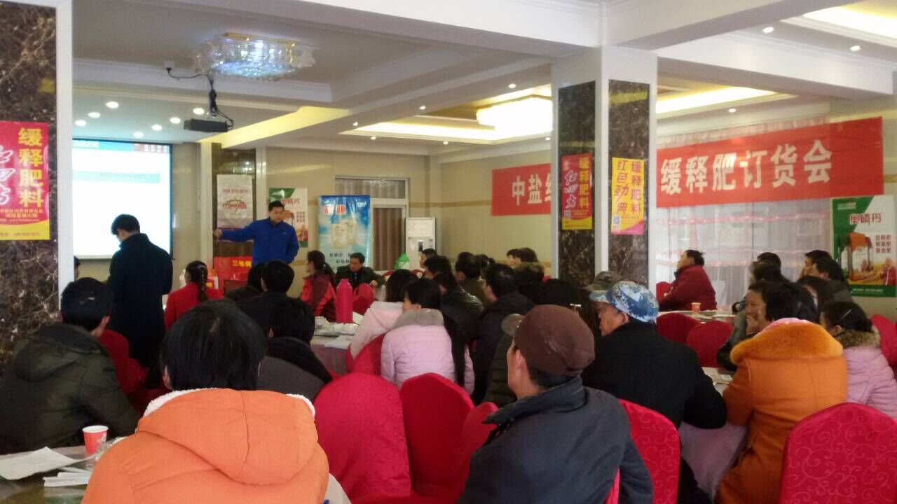 台上精彩演讲，台下认真听讲