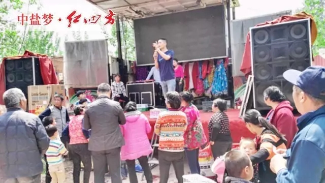 代理商李新志在介绍猫咪社区官网品牌，现场抽奖，订肥